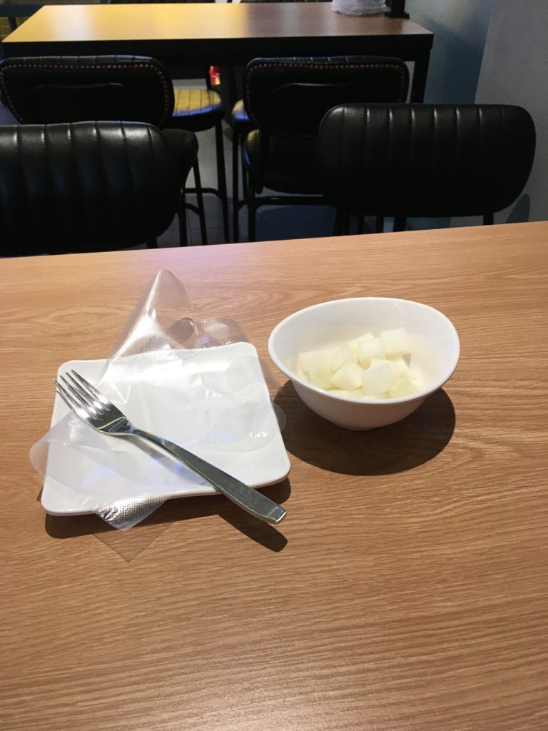 bhcチキン 大根と取り皿、手袋