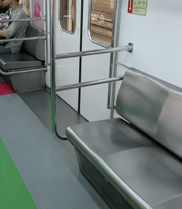 韓国普通列車の座席。クッションがない